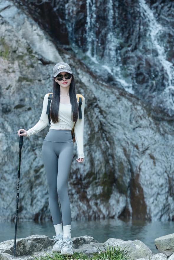 你怎么看待穿瑜伽裤出门的女生我觉得吧，现在瑜伽裤外穿现象折射出当代社会的多重矛盾