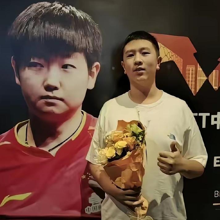 孙颖莎第一次扔的花，被个石家庄小伙子抢到了。这缘分太巧了！小伙子特有心，带