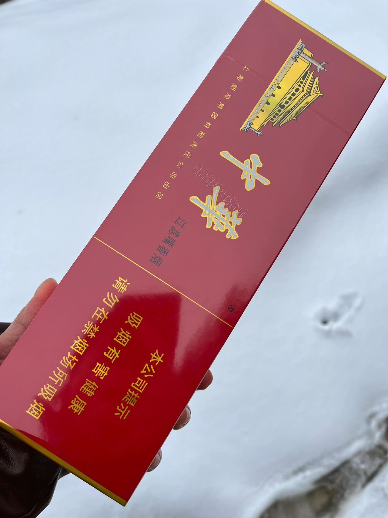 两夫妻吵架，老婆骂老公：你算过账没有，你每天抽烟20，喝酒10块，一天30，一个