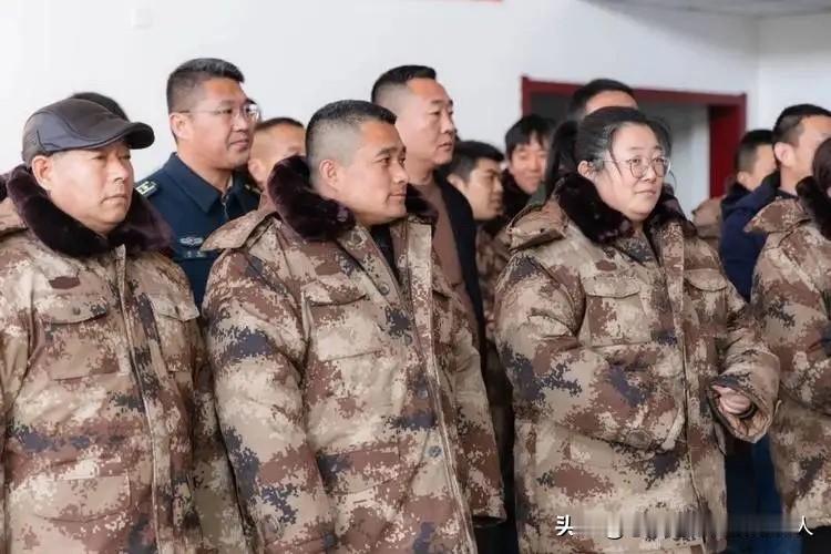 说真的，以前我特纳闷，零下二十度的天，羽绒服明明看着更暖和，部队为啥偏死磕老棉服