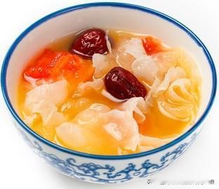 。以下是一些适合的养生食谱：木瓜红枣银耳奶羹：取银耳30g、木瓜150g、红枣