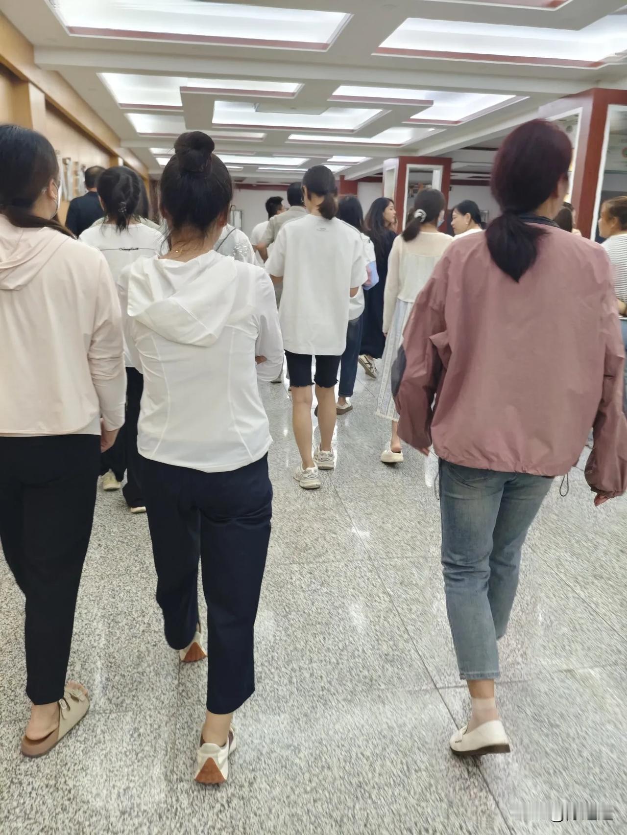 今天去给儿子开家长会，结果这个家长会估计也是全国首例了。七年级两个班的家长，