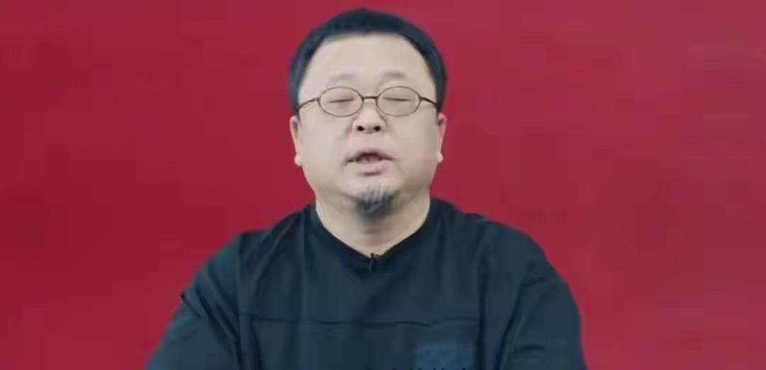 罗永浩嗅到了危险，眼见着西贝倒闭事件风波越闹越大，罗永浩突然宣布节目停播。