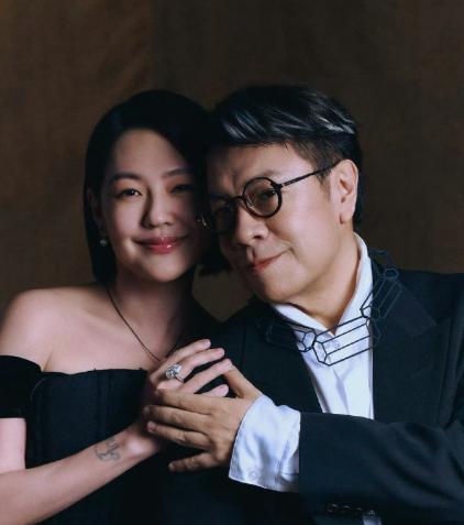 大S作为知名女明星，生活当中没有几个朋友，连身边最亲的人都不关心她。小S虽然