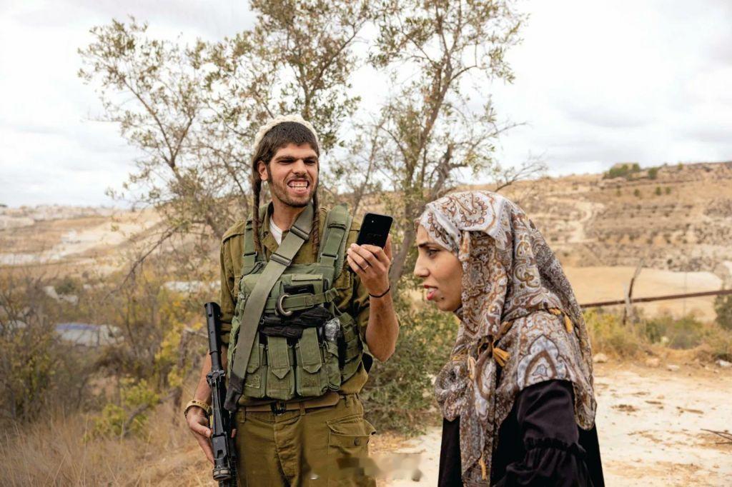 这张照片在欧洲火了，照片中的以色列士兵过于面目狰狞（做的事也差不多）。伊朗正考虑