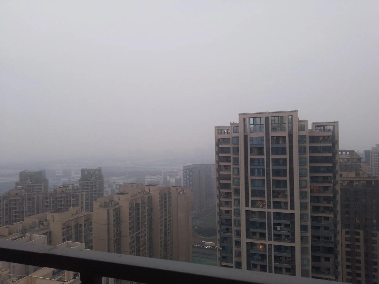 成都这稀稀拉拉的雨准备要下到什么时候？大雾的浓厚程度，可以说这个小区把那个小区