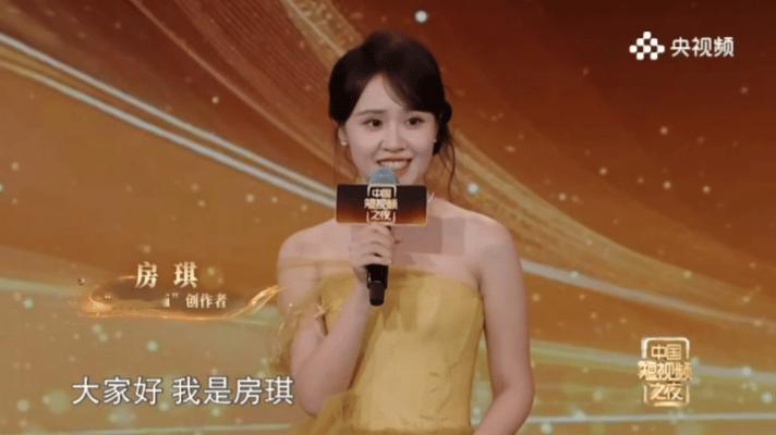 当她开口的瞬间，三百多座城市在身后依次亮起！央视镜头记录下的不仅是黄裙翩跹的美，