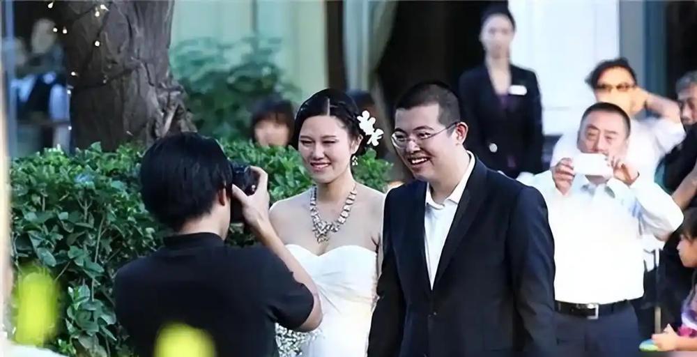 王朔女儿结婚，他没去现场。很多人第一反应是：是不是父女关系闹僵了？其实不是。