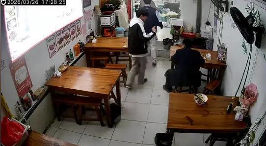 自己吃最便宜的面，用2元给老师加卤蛋！3月26日下午，安徽阜阳临泉五中旁的