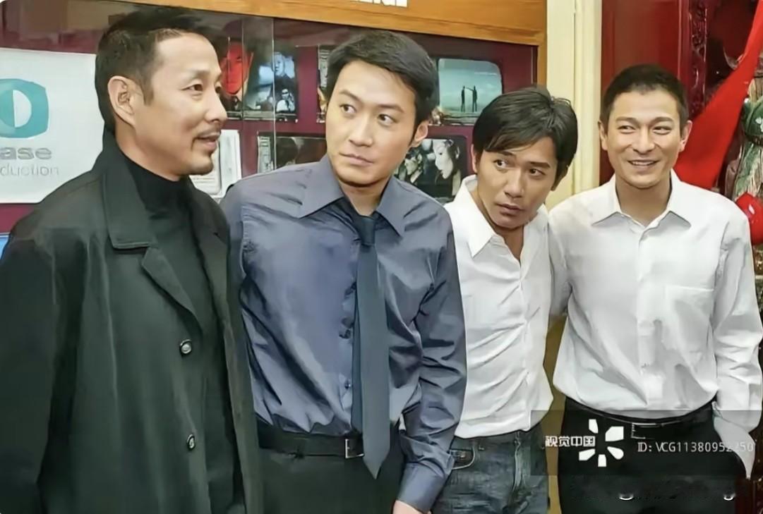 这张照片看着很有意思。陈道明往那一站，就跟定海神针似的，稳稳当当，浑身散发出