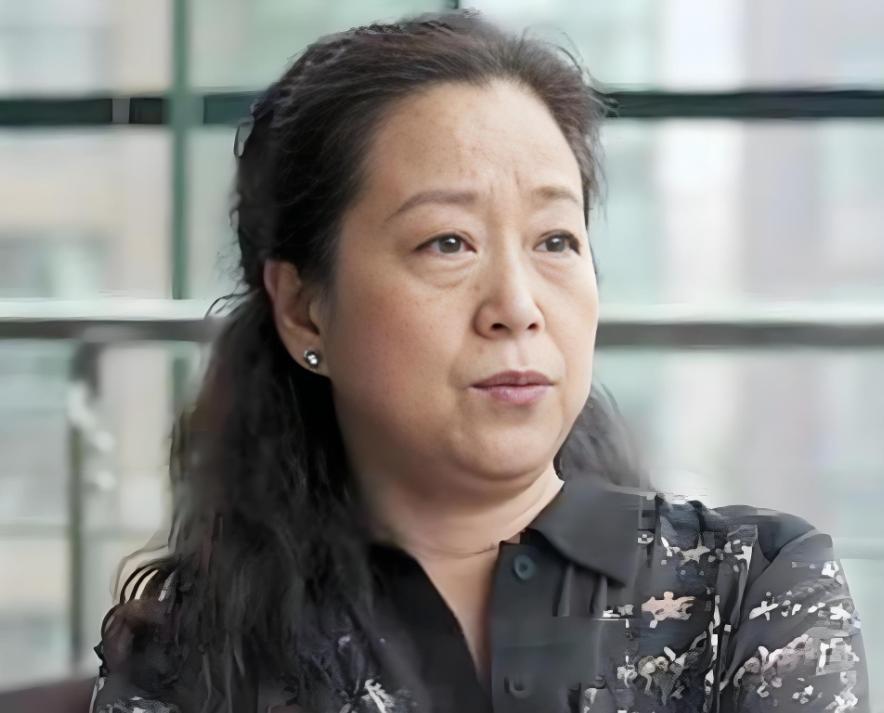 她是张国立的前妻，丈夫移情别恋她低调成全，一生未再嫁，如今67岁依然单身