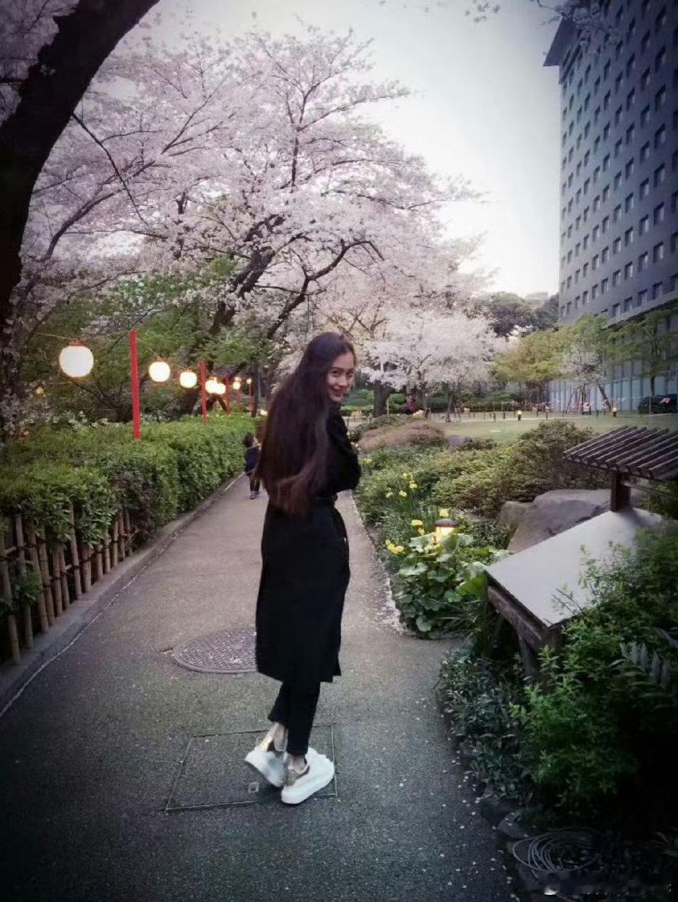Angelababy的休闲假期明星片，很喜欢啦，人比花娇​多多分享日常好不好?