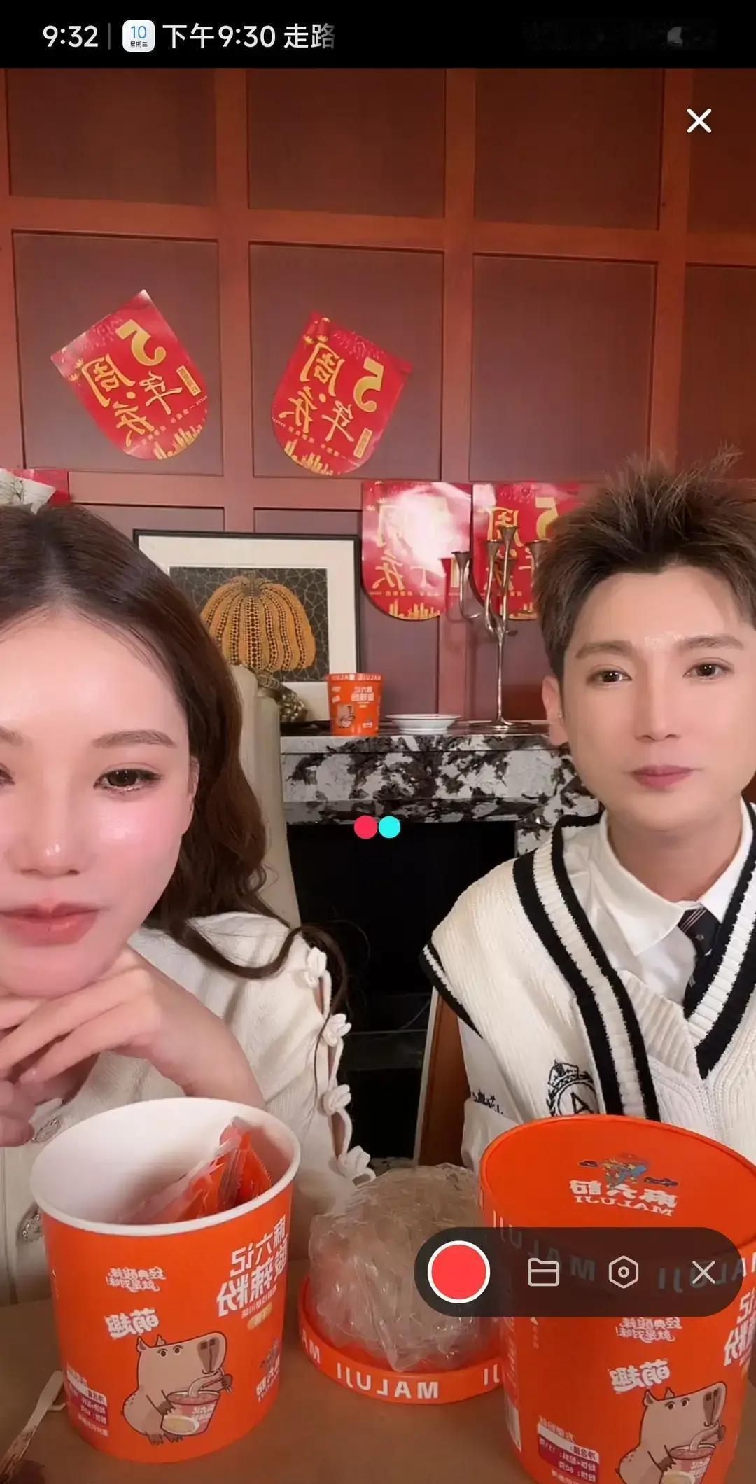 她对着镜头喊出“救命恩人”四个字时，50万人涌入了直播间。这不是一场普通的哭播