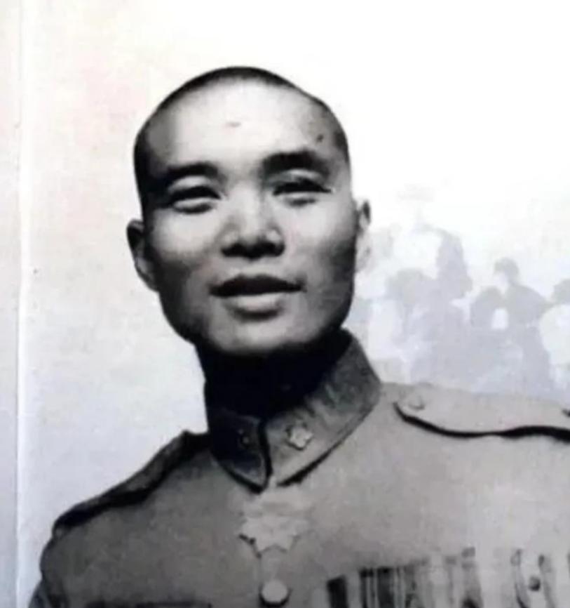 1958年，沈醉去天安门参加阅兵仪式，看见毛主席身边站着的女人，吓得他当场差点魂