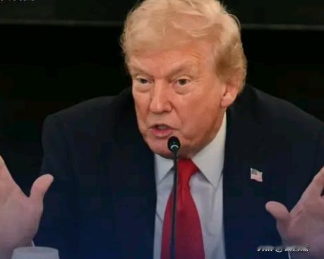 特朗普太直了，直得你都有点不好意思说他坏，当主持人质问：“你怎么能信中国这种坏人