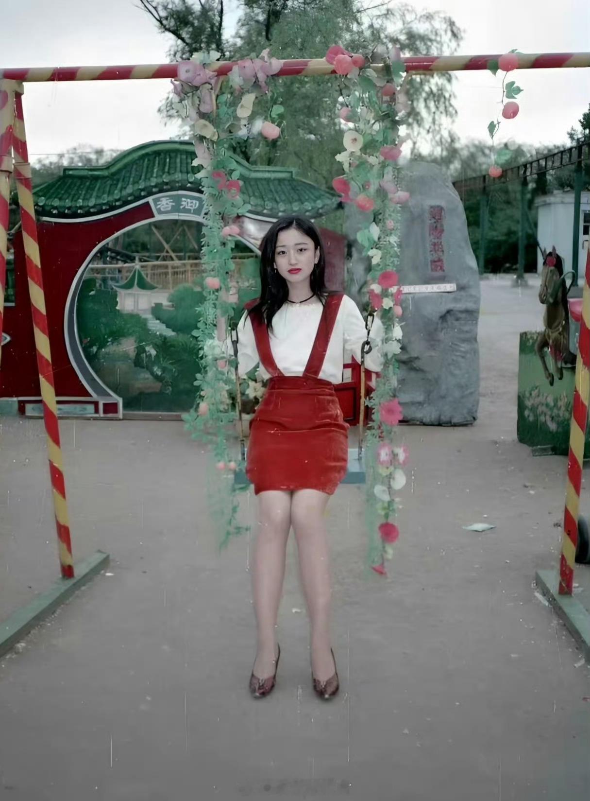 1996年，沈阳北陵公园游玩的女子。小姐姐的颜值，这在当时算什么水平？