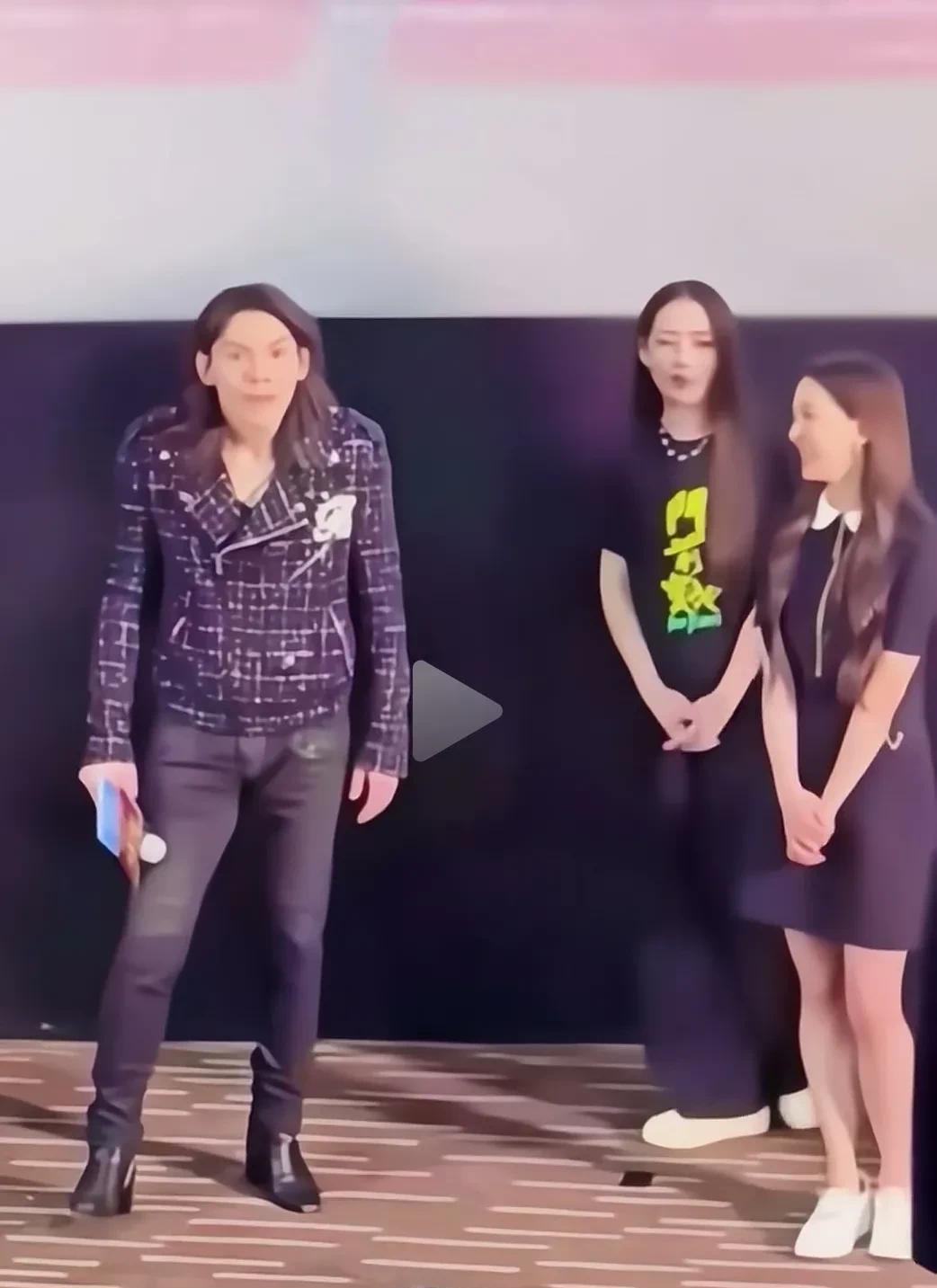 郭碧婷若不是向太给的12亿绝对不会嫁给向左，表情可以骗人下意识绝对不会，看节目安