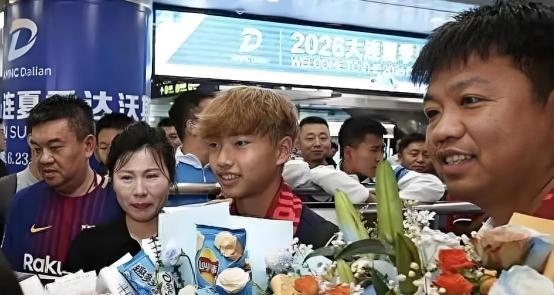 董路又开炮了，这次对准的是自己足球小将的家长。 14岁足球小将李昊炎，签约巴