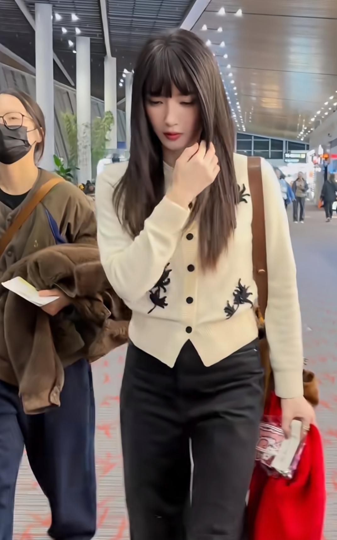 江疏影这齐刘海造型也太反差了吧！换了发型像换了个人——不笑的时候自带“班主任气场