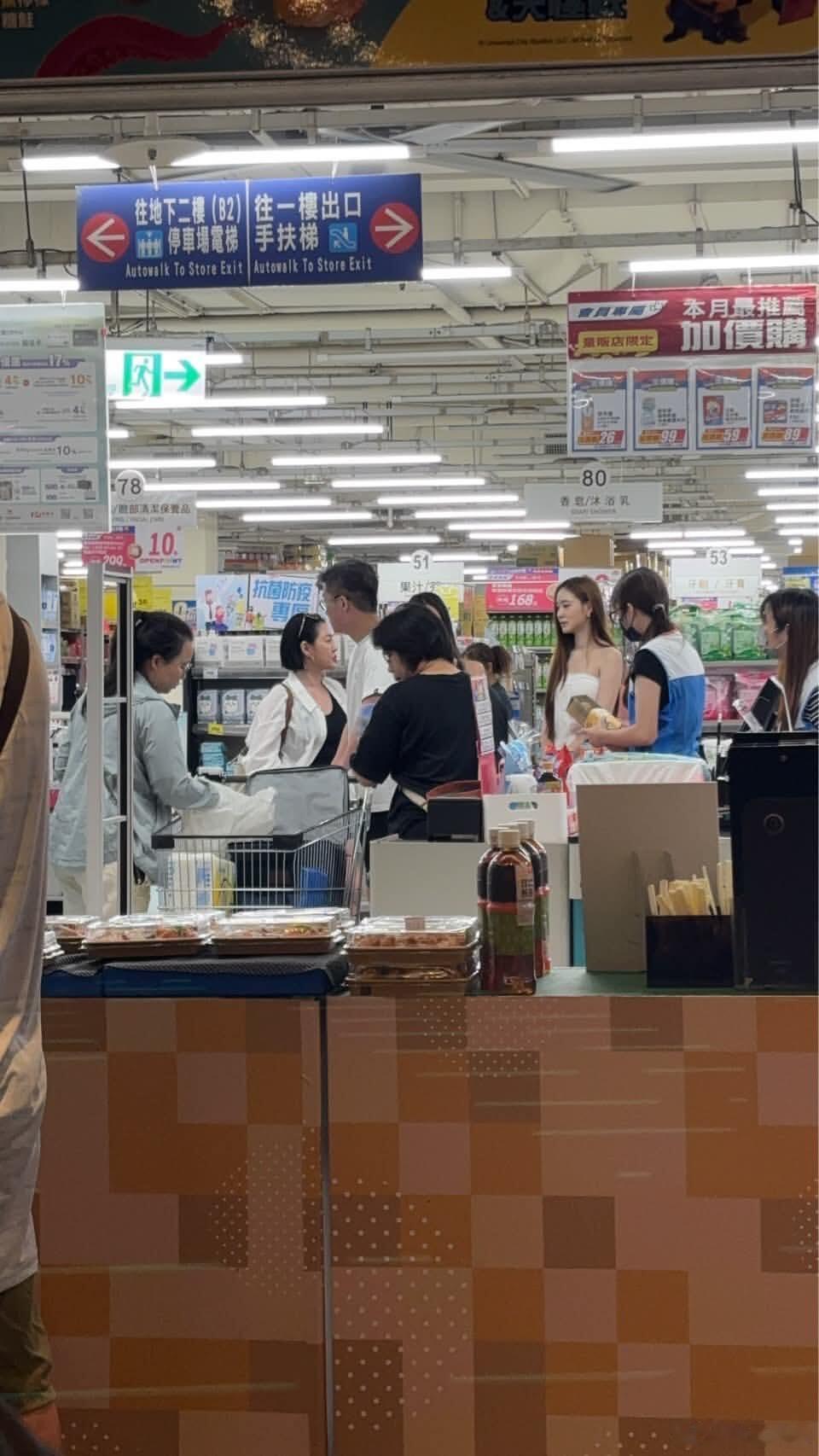 偶遇小S许雅钧一家逛超市感觉这家人不管在哪，只要站一起就是一道风景线。大女儿斯文