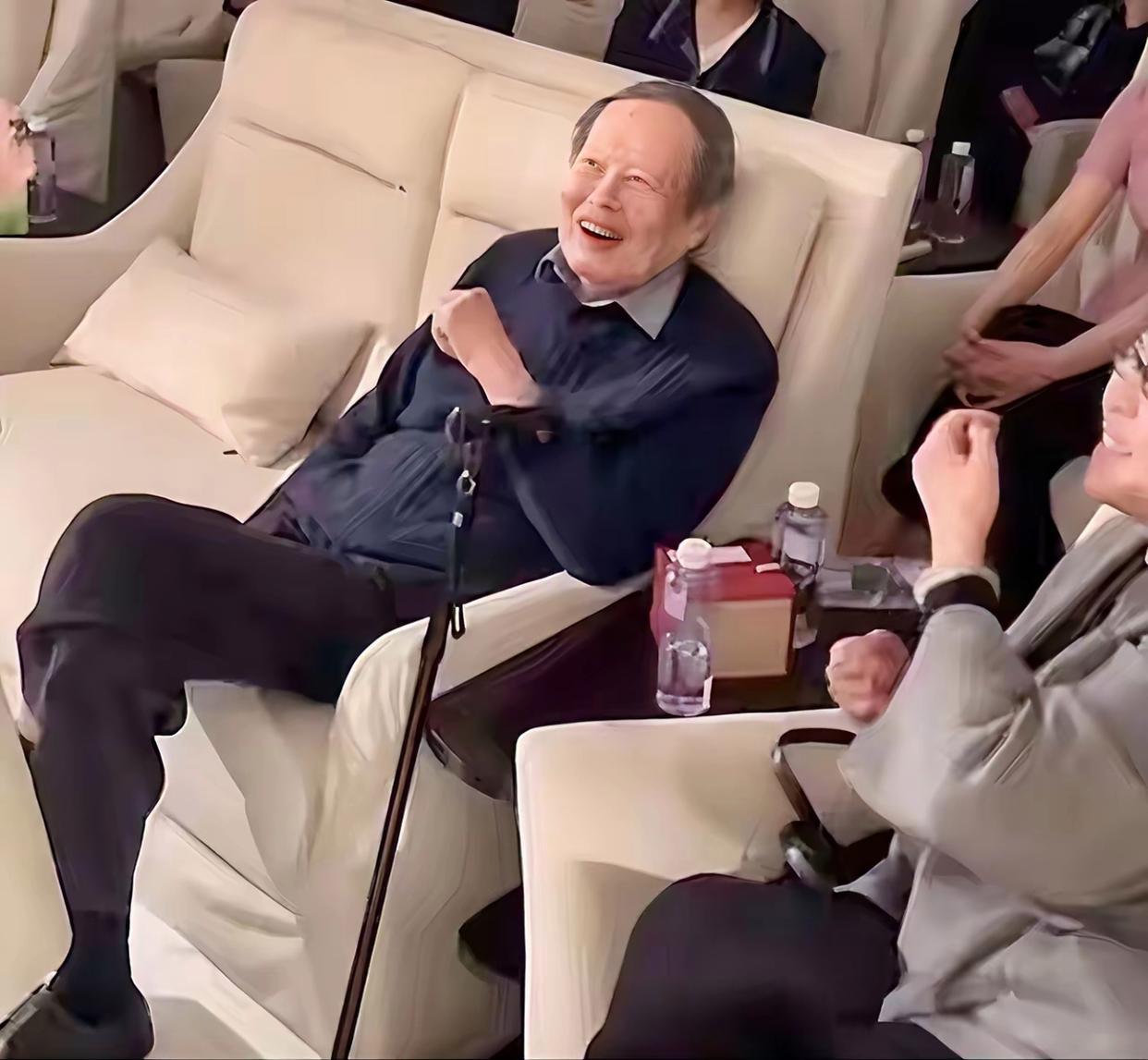 最近，103岁杨振宁亮相了，状态很好，黑发居然比白发多，能走路，能写毛笔字，翁帆