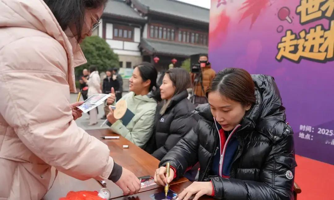 南京栖霞山这次直接开大！世界冠军陈幸同、钱天一空降古镇，现场球桌一摆，游客秒变“