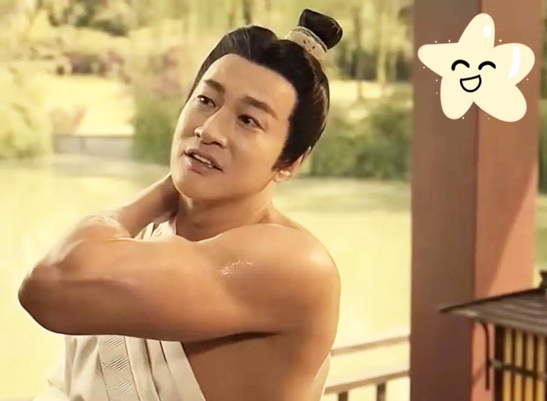 记者问何润东哪部剧让他翻红，他答《逐玉》，再问演了啥，一句“我没演”直接让场