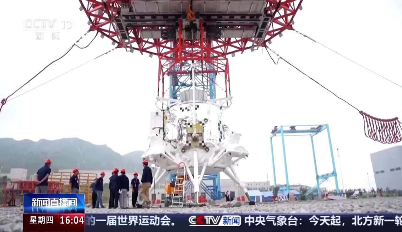 一环扣一环的成功不断累积，到2030年之前，中国人民必定能够顺利登上月球，达成人