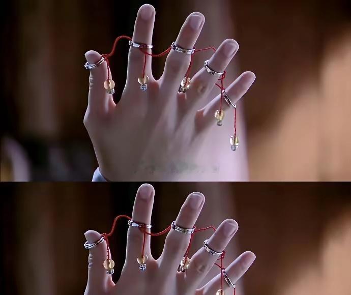 霍建华戴上感觉道具太小，直到看到杨幂戴上……据说是用现场工作人员的戒指制作的！