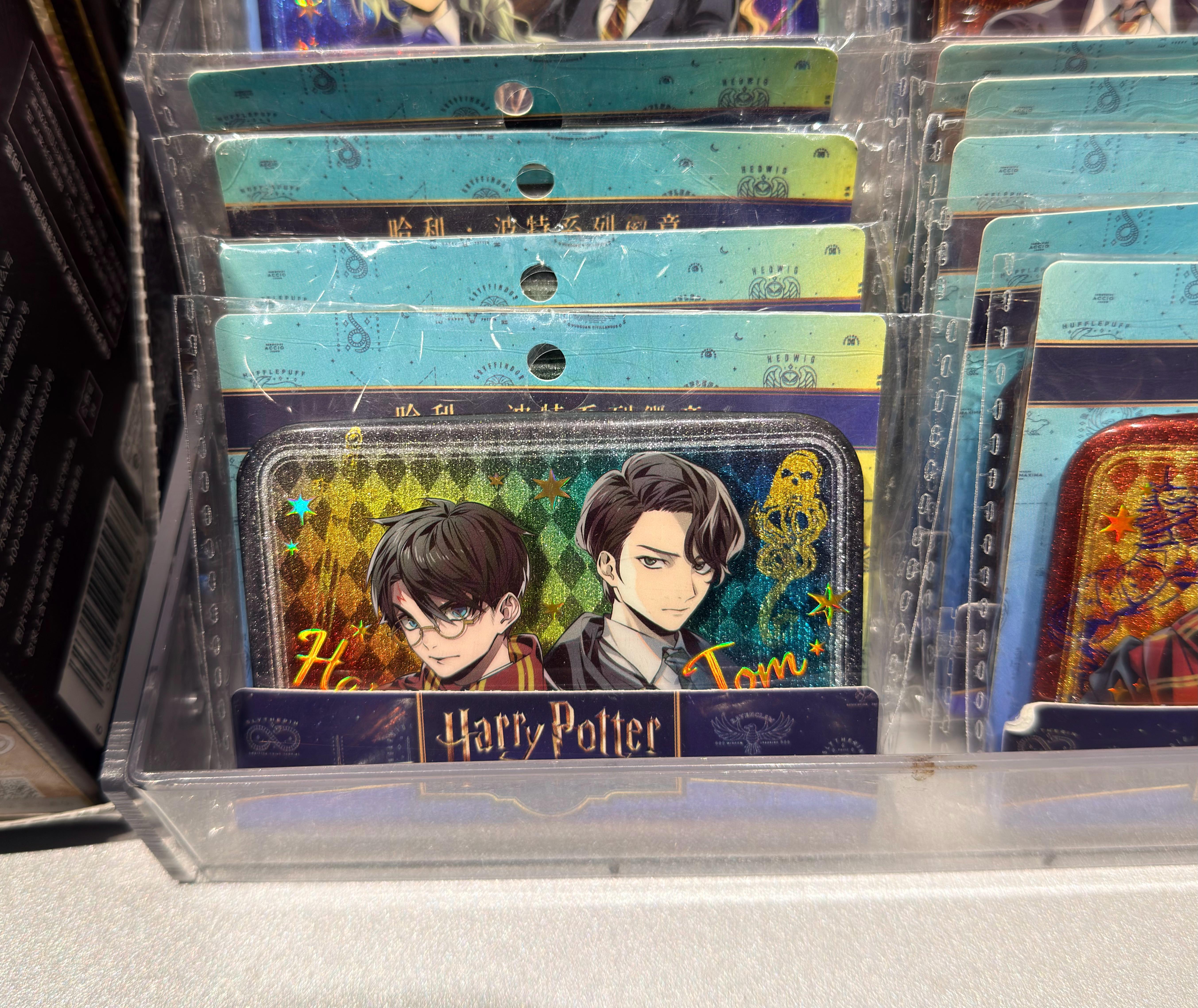 路过文创店看到这个哈利·波特徽章系列，现在官方都开始按头磕cp了么！