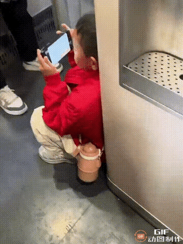 管管这个孩子吧！四川成都一位网友乘坐火车时，看见一个家长把自己的手机拿给孩子玩游