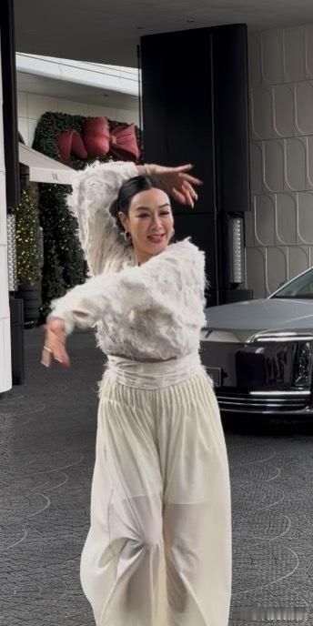 不得不说钟丽缇的状态真的不错谁还能看出来她已经50岁了依旧活力满满值得我们