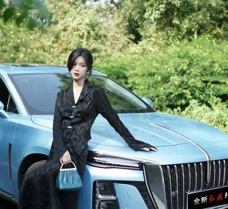 家人们！一觉睡醒就被车圈大新闻砸懵了！2025上海车展上，红旗H5冠军家族的新成