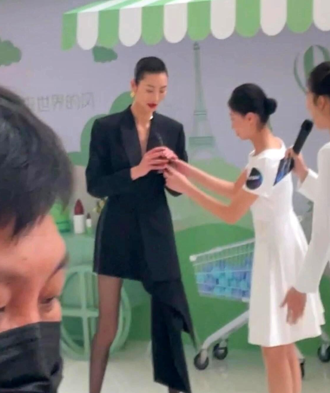 她穿的不是衣服，是身材极限挑战。十月秀场，刘雯把一条黑白拼布裙穿成了标尺。这条
