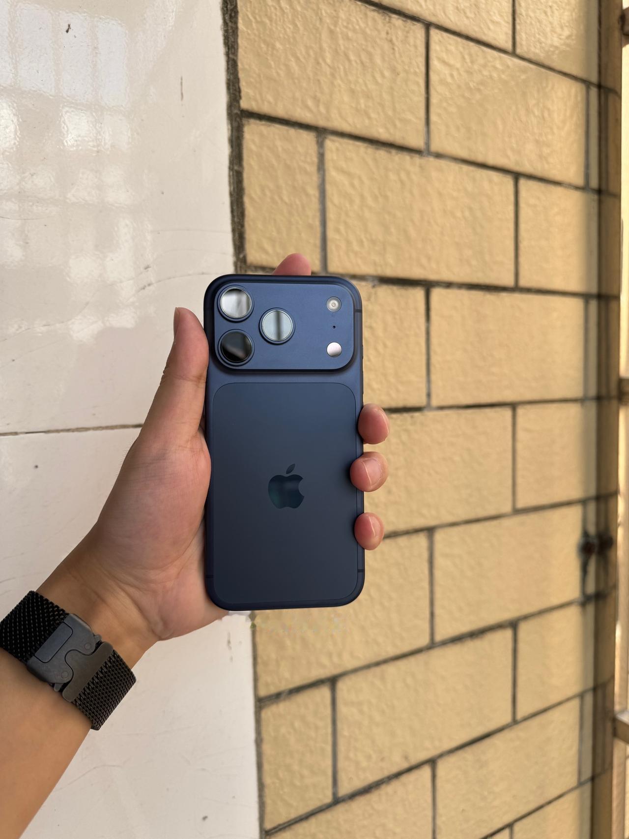 iPhone17Pro用了快一星期，已经对这手机胆怯魅了[笑着哭]下面只说缺点：