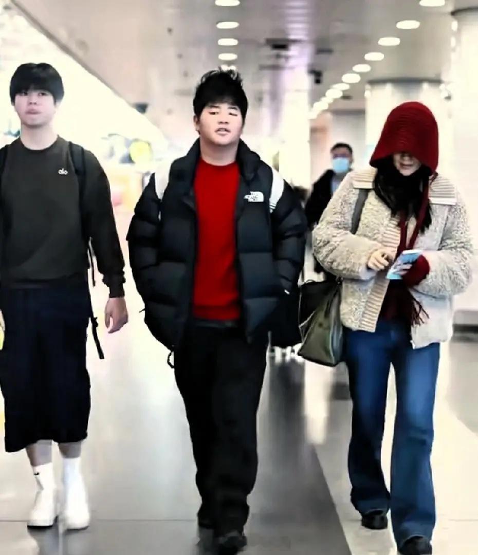 胡可带两个儿子现身机场，安吉才14岁，都长得比妈妈高了！现在孩子真的是营养好，越