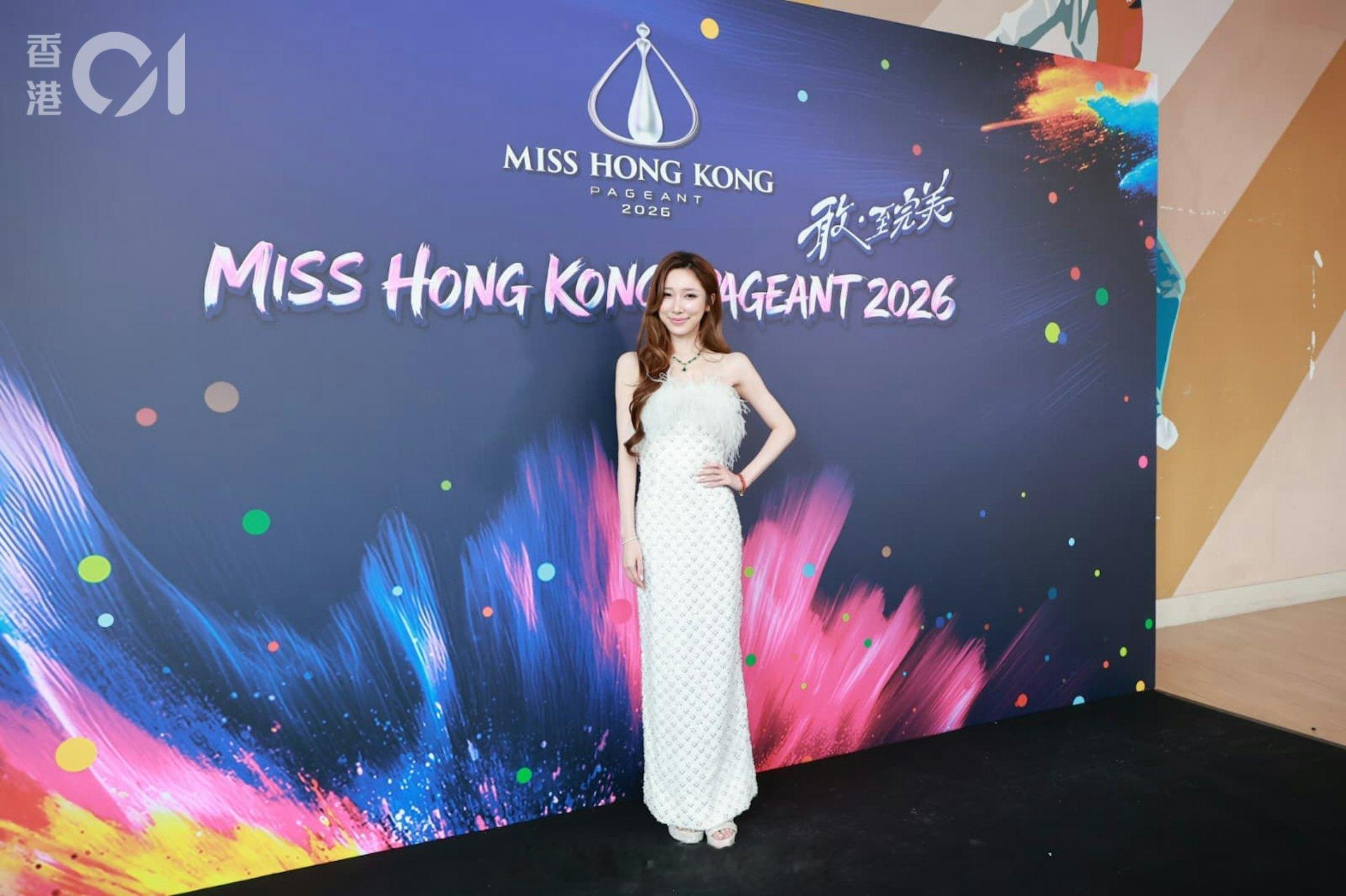 香港小姐2026｜韩其格晒富贵出身大方晒爸爸设计玉石巨链《2026年香港小姐竞