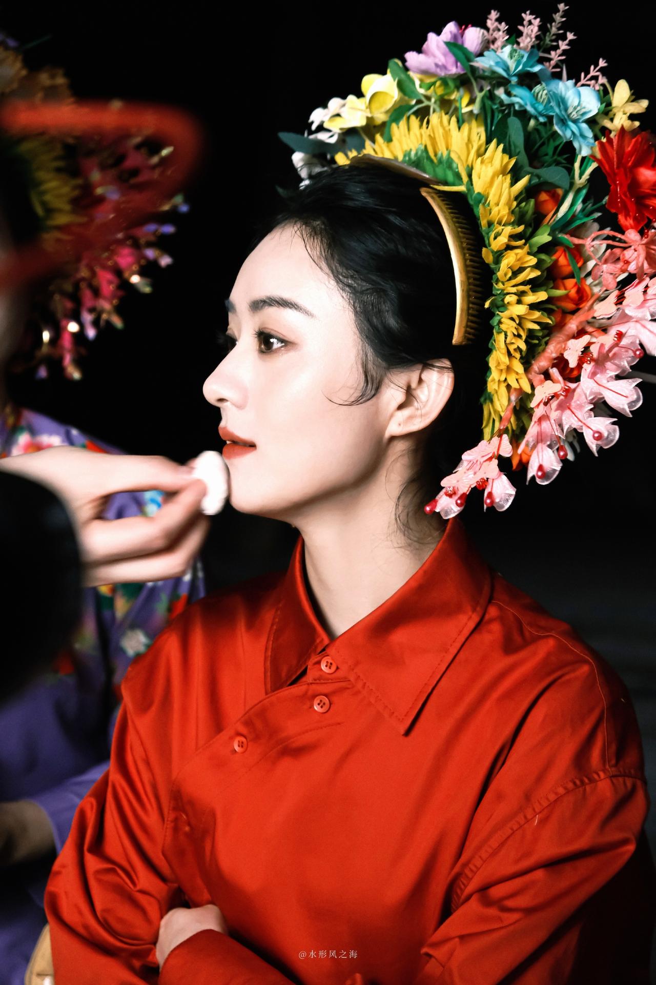 赵丽颖不管是古装还是现代装都好看，但我更喜欢她的簪花大片封神！中式美学直接拉满