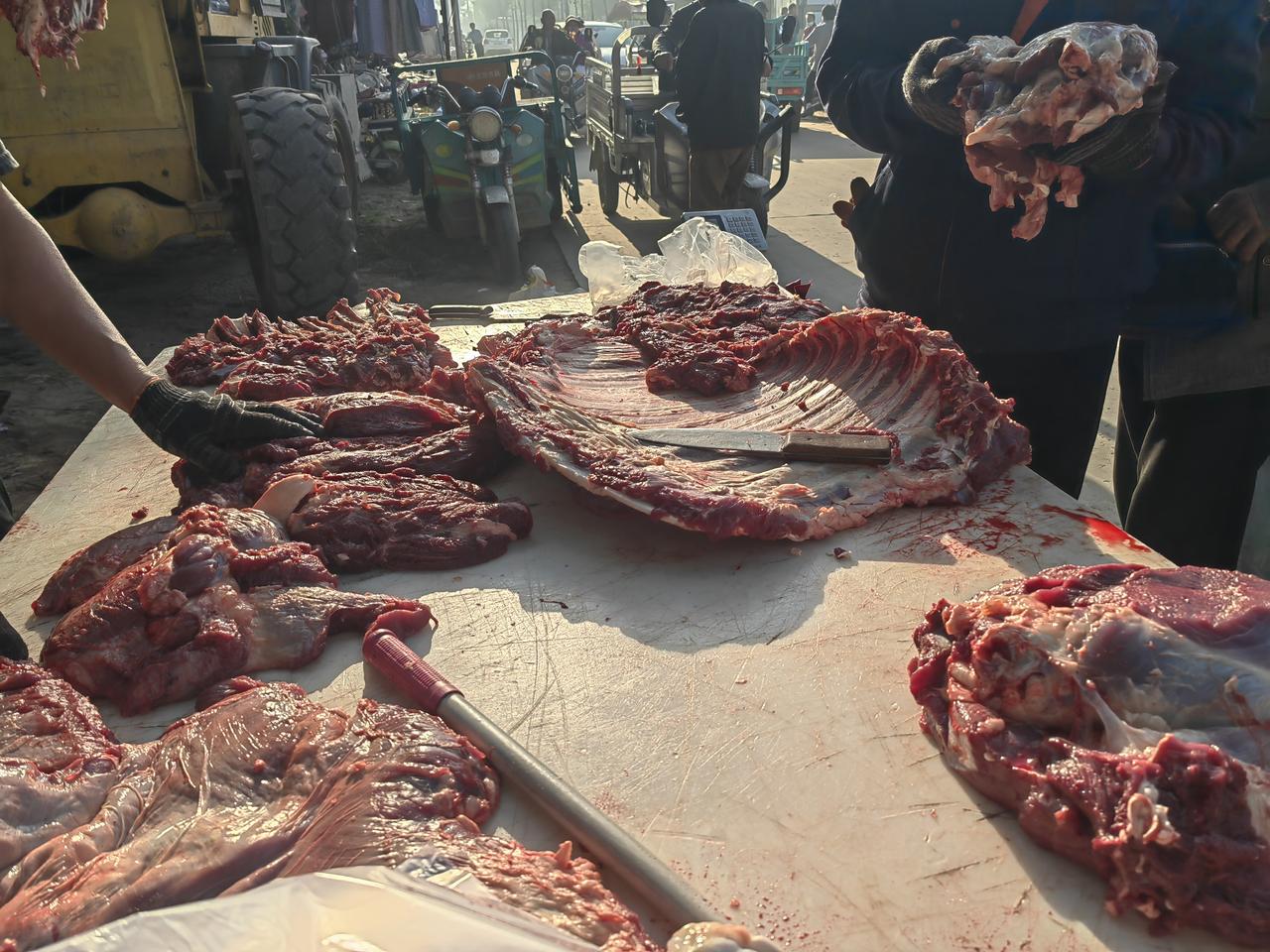 我们村养牛的比较多，贩牛的也比较多，就有人倒腾牛杀了卖肉，从中谋利。有人从河间