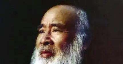 1952年的一天，18岁的山田喜美子站在53岁的张大千面前，脱下所有衣服，涨红着