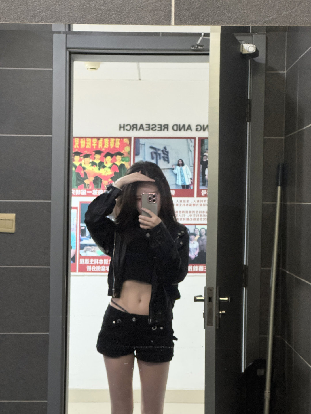 穿上这个皮衣感觉自己比汪峰还装​