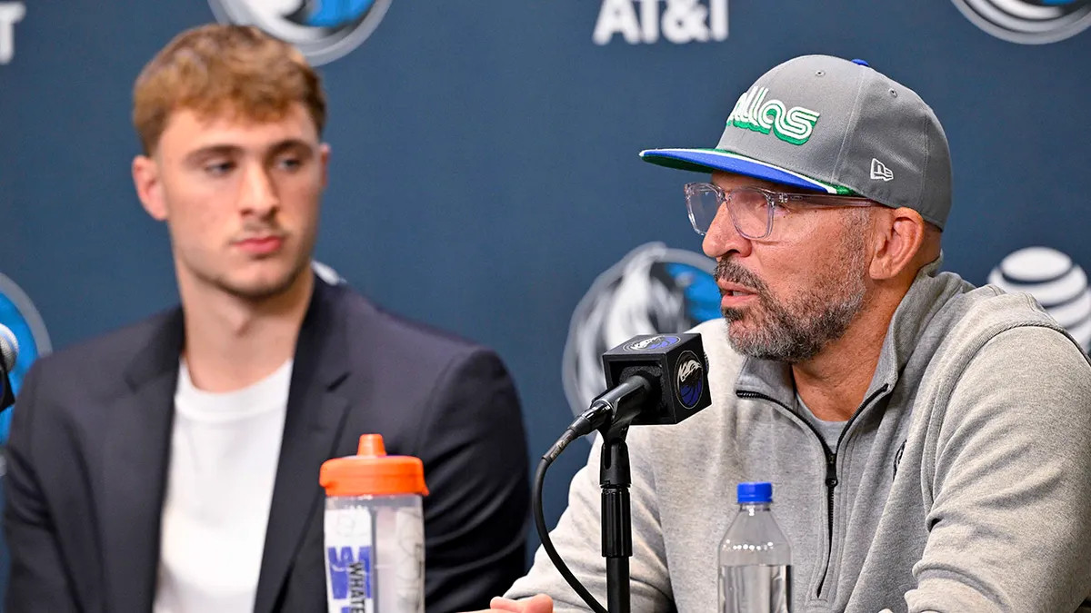 够刚！谈到赛季早期让弗拉格打控卫遭外界批评，基德赛后说道：“我TMD才不在乎那些