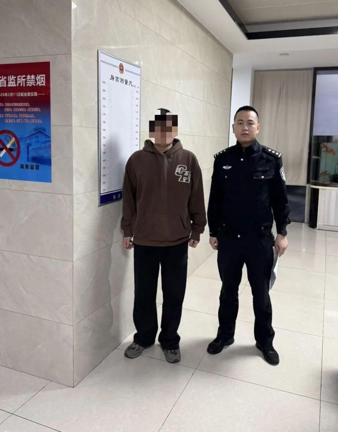 长沙警方通报一起新型诈骗案，群里几十上百个活跃账号，背后竟全是一人操控。嫌疑人黄