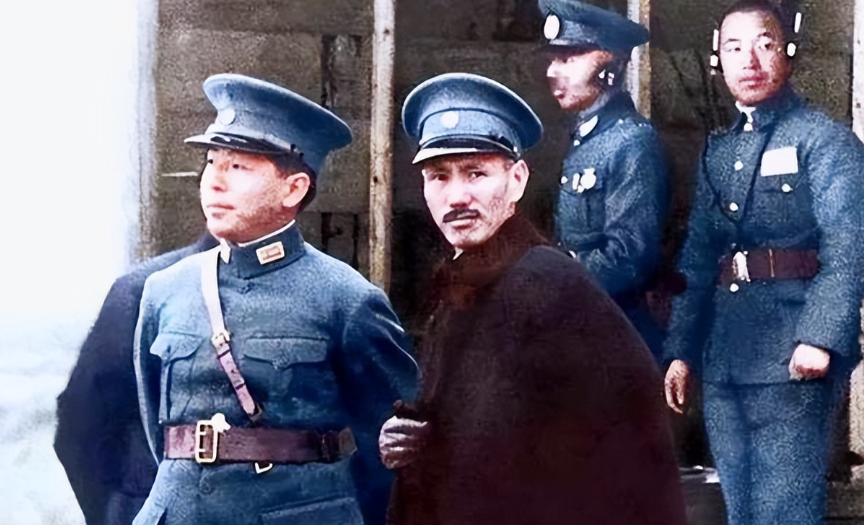 1936年12月26日，在飞往南京的一架波音飞机上，飞行员雷纳德暗示张学良，他可