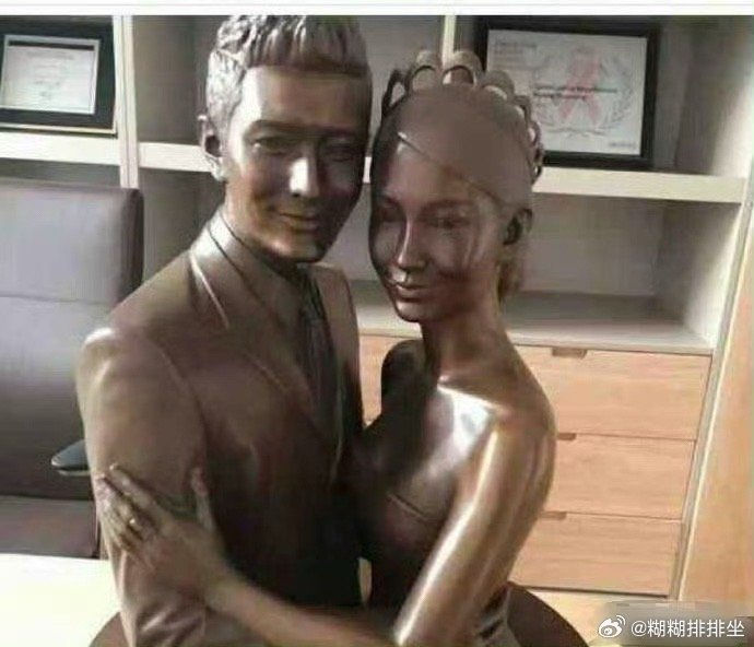 当年黄晓明杨颖热恋时留下的铜像后来如何处理了？