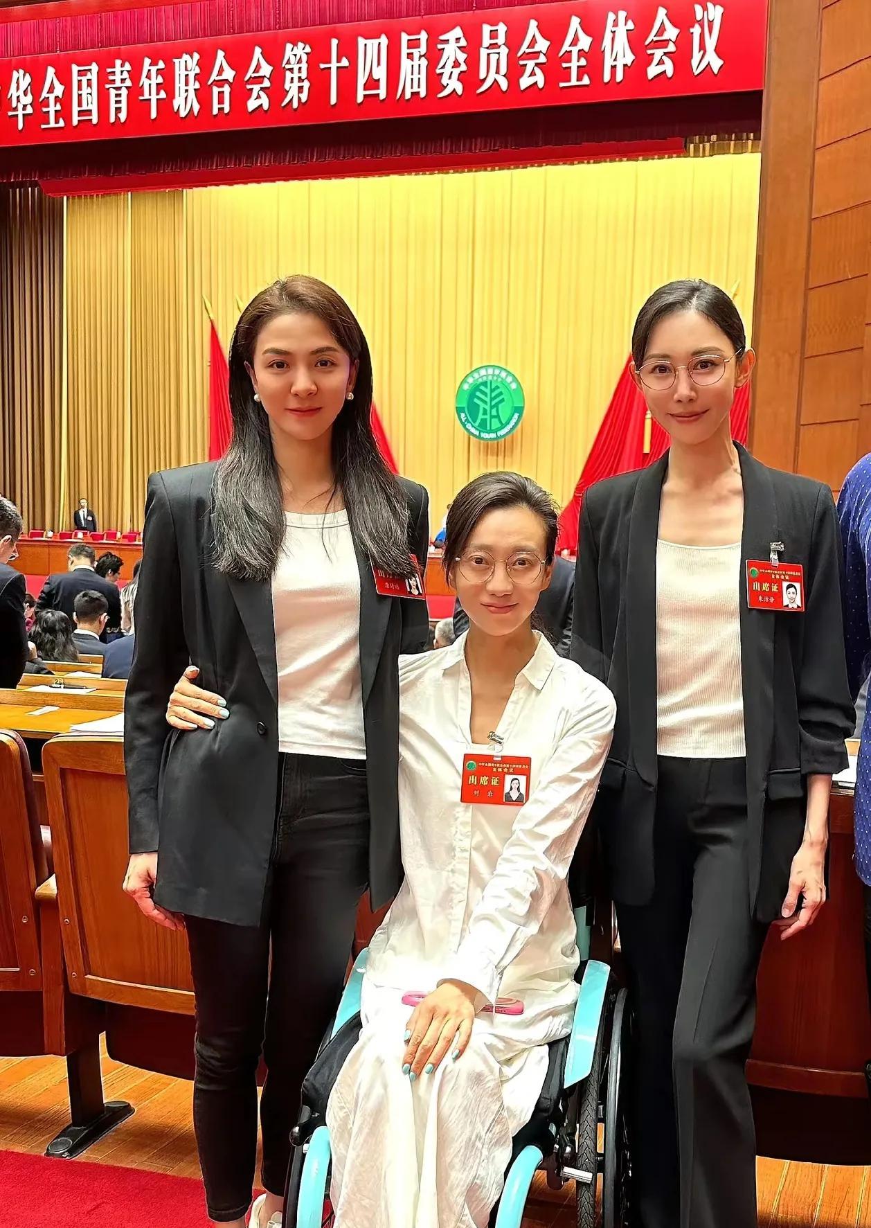 有网友建议，各系统大会期间，应该组织与会人员带头献血。目前，社会对献血对人体是