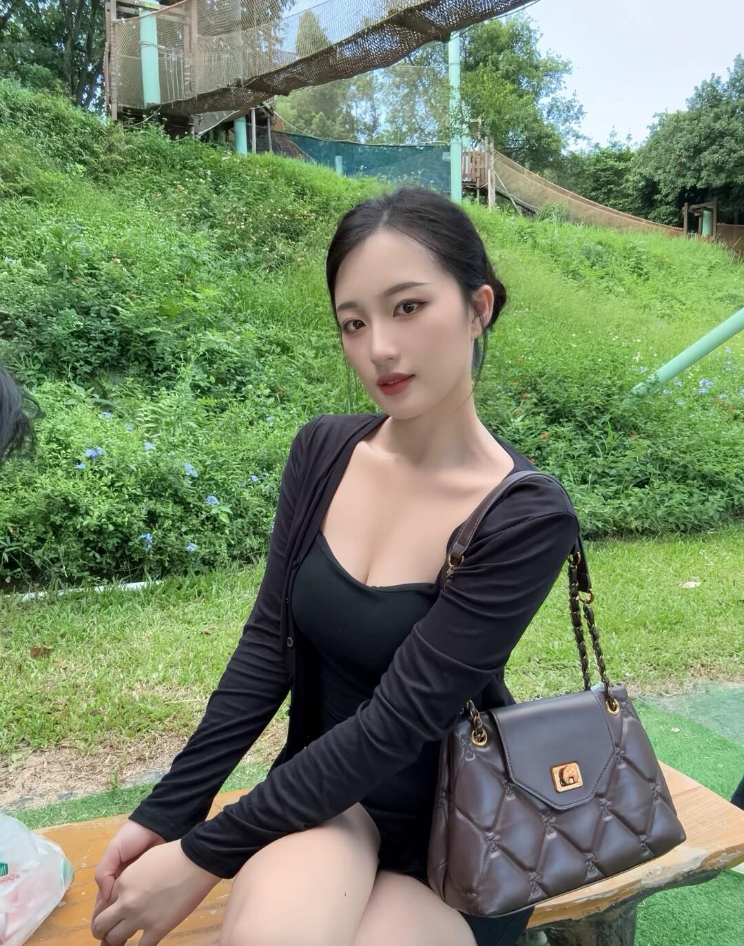 绿野仙踪处，佳人倚木桌。
