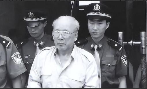 1998年，检察人员一脚踹开大门，一古稀老头正在寡妇床上温存，只见他淡定提起裤子