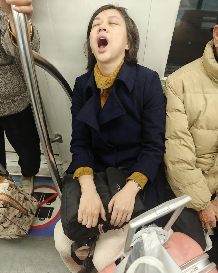 为什么她的表情如此舒服？这是地铁里面啊，这么多人！这是公共场合啊！这是累得