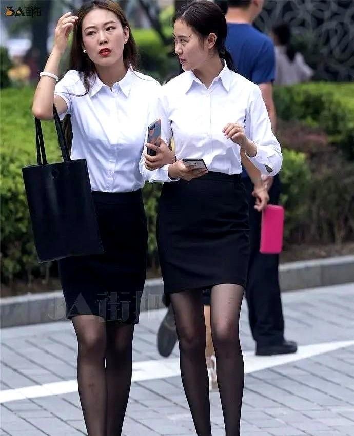 每日时尚街拍分享正常穿搭无不良引导时尚潮流百搭街拍：今天下班路偶遇二位美女下班，